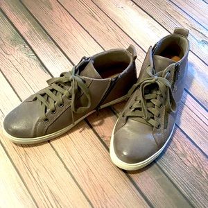 Soft leather fashion sneakers